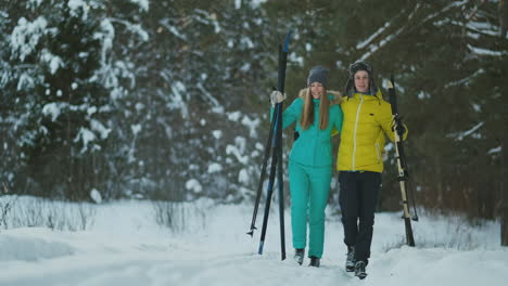 Ganzkörperporträt-Eines-Aktiven-Jungen-Paares,-Das-Skifahren-Im-Verschneiten-Winterwald-Genießt,-Fokus-Auf-Lächelnde-Frau-Davor,-Kopierraum